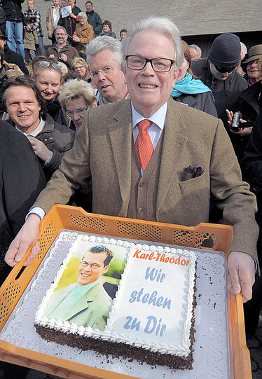 Im oberfränkischen Guttenberg haben sich etwa 2000 Guttenberg Befürworter vereint.