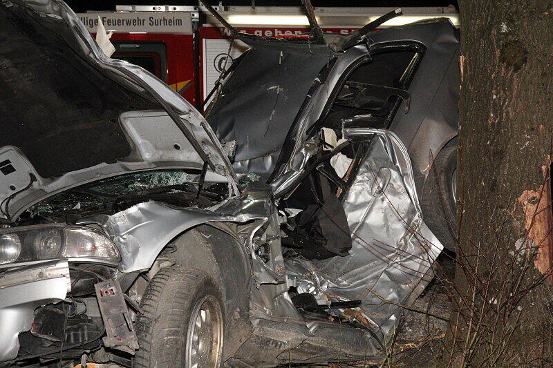 Ein 22 Jahre alter Autofahrer ist bei einem Überholmanöver nahe Saaldorf-Surheim im oberbayerischen Landkreis Berchtesgadener Land ums Leben gekommen.