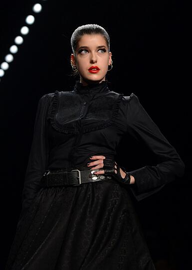 Marie Nasemann läuft für das Label Lena Hoschek auf der Mercedes-Benz Fashion Week in Berlin.