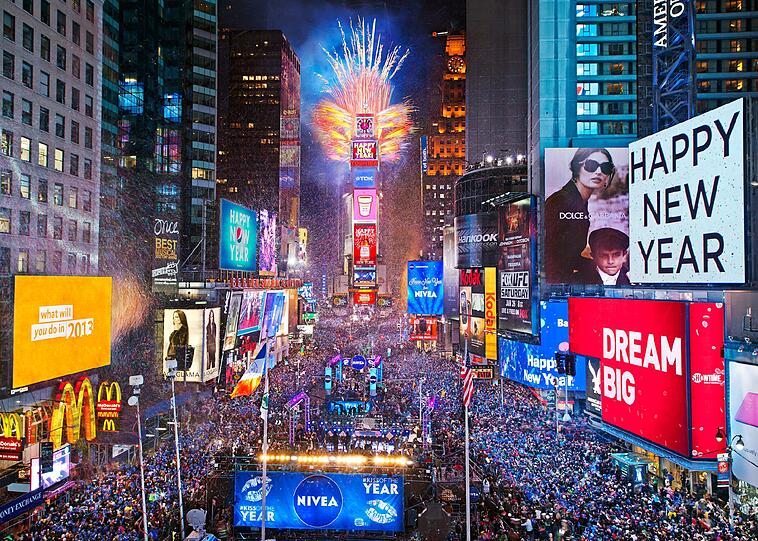 New York: Wer in diesem Jahr auf dem Times Square feiert, macht mit Miley Cyrus und Macklemore & Ryan Lewis Party. Die Skandalsängerin und das Hip-Hop-Duo gehören zum Showprogramm auf der größten Silvesterfeier Amerikas. Mit dabei sind auch Melissa Etheridge und Icona Pop, selbst Blondie tritt noch einmal auf. Der Vorteil: Wenn man es auf den Times Square schafft, ist das alles umsonst. Der Nachteil: Stundenlanges Warten unter strengen Sicherheitsvorkehrungen und garantiert ohne Böller und Alkohol. Die Belohnung ist eine Party mit einer Million Gleichgesinnter, wenn sich um Mitternacht die Kristallkugel auf das Dach des Gebäudes 1 Times Square senkt. Daraufhin singen alle «New York, New York» - ein Klassiker.