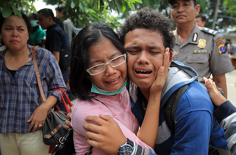 Nach dem Absturz eines Militärflugzeugs auf ein Wohngebiet in Indonesien sind mindestens 142 Leichen geborgen worden.