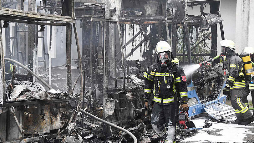 Brand auf einem Betriebshof in Hohenbrunn: Die Feuerwehren mussten gleich drei in Flammen stehende Gelenkbusse löschen. Die Bilder vom Einsatz.