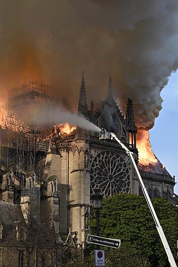 Die weltberühmte Kathedrale Notre-Dame de Paris steht in Flammen.