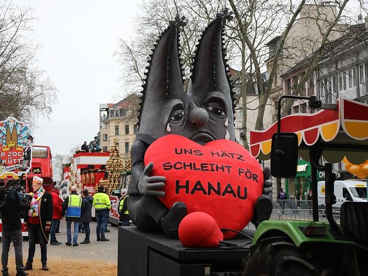 Trauer im Karneval: Motivwagen zum Anschlag von Hanau vor dem Rosenmontagszug in Köln.