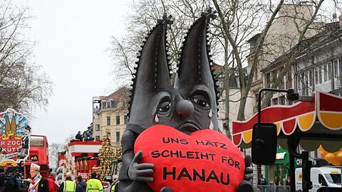 Trauer im Karneval: Motivwagen zum Anschlag von Hanau vor dem Rosenmontagszug in Köln.