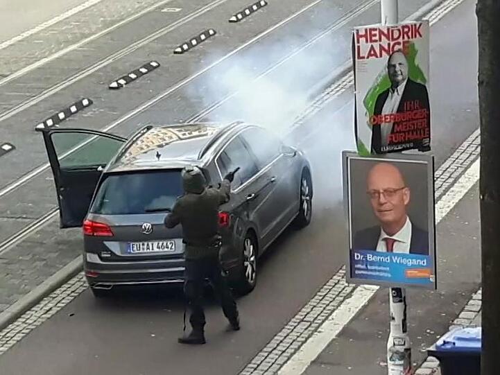 Videostandbild des Täters von Halle: Am Tag des Terroranschlags sollen mehrere Passanten nahezu teilnahmslos am ersten Opfer vorbeigelaufen sein.