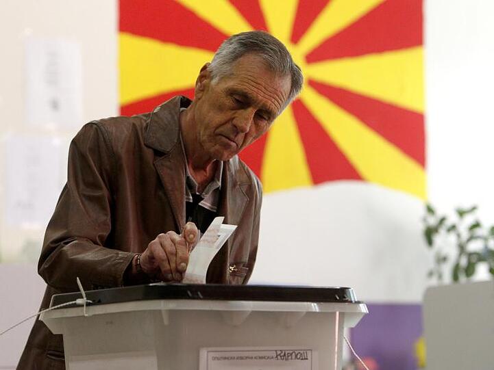 Mann an einer Wahlurne in Skopje. Nordmazedonien stimmt in einer Stichwahl über einen neuen Präsidenten ab.