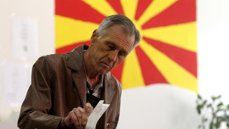 Mann an einer Wahlurne in Skopje. Nordmazedonien stimmt in einer Stichwahl über einen neuen Präsidenten ab. Mann an einer Wahlurne in Skopje. Nordmazedonien stimmt in einer Stichwahl über einen neuen Präsidenten ab.