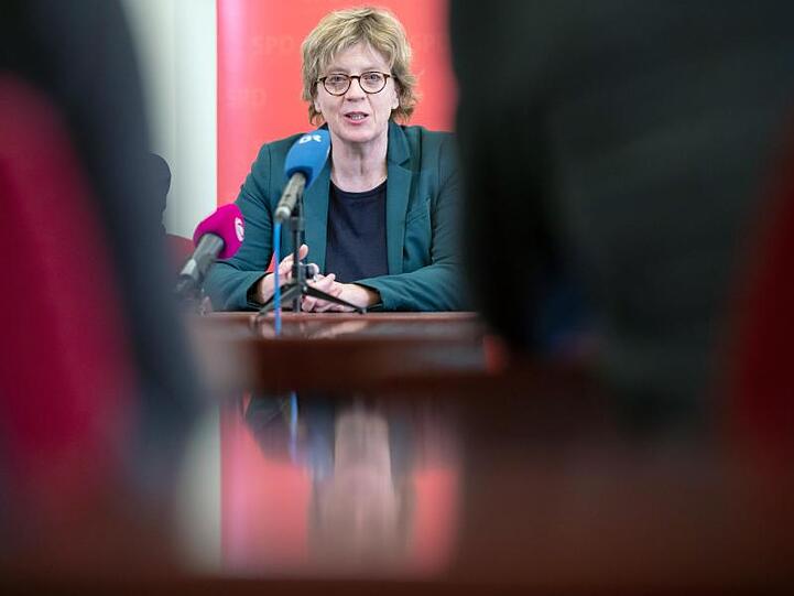 Natascha Kohnen, Vorsitzende der SPD in Bayern, spricht während einer Pressekonferenz. Foto: Daniel Karmann/dpa