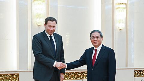 Chinas Ministerpräsident Li Qiang (r) hat den SPD-Bundesvorsitzenden Lars Klingbeil in Peking empfangen.
