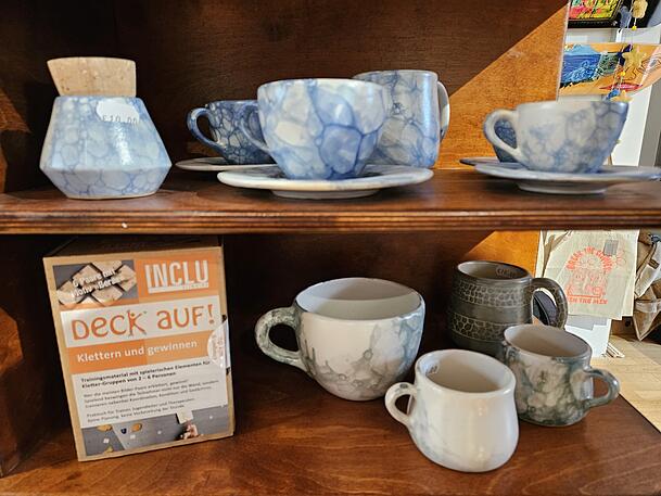 ... auch Gefäße und Tassen in moderner Bubble-Glasur-Technik gibts im Laden.