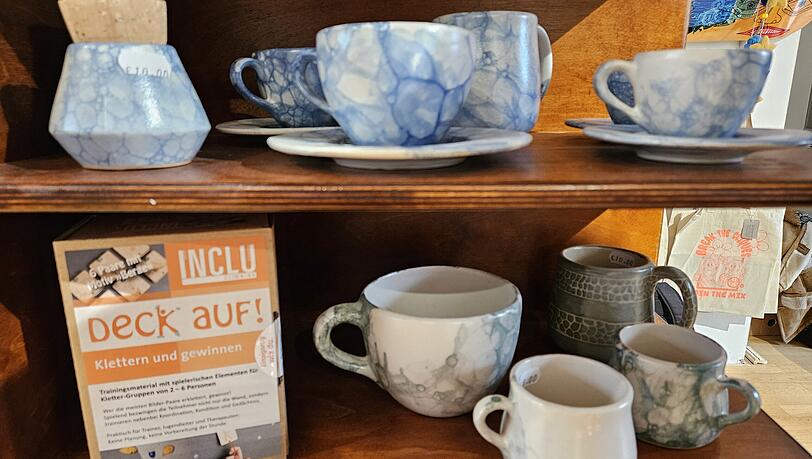 ... auch Gefäße und Tassen in moderner Bubble-Glasur-Technik gibts im Laden. ... auch Gefäße und Tassen in moderner Bubble-Glasur-Technik gibts im Laden.