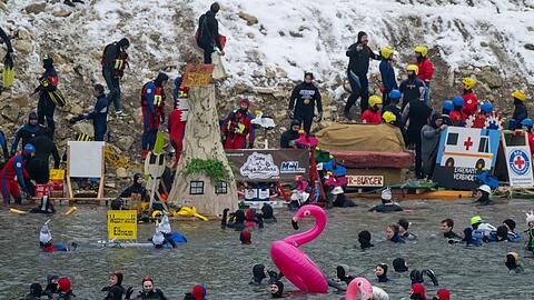 Aus einer Wasserrettungs&uuml;bung entwickelte sich das mit etwa 2.000 Teilnehmern nach Angaben der veranstaltenden Wasserwacht gr&ouml;&szlig;te Winterschwimmen Europas.