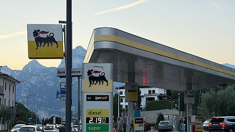 F&uuml;r Diesel gilt an mehreren Tankstellen in Italien der freiwillige Preisdeckel v2,19 Euro pro Liter.&nbsp;