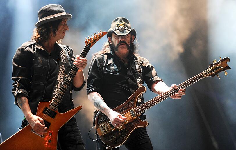 Wet T-Shirts, wilde Rocker, schräge Outfits: So verrückt war das Wacken-Festival 2011. wir zeigen die besten Bilder. EInfach weiterklicken!