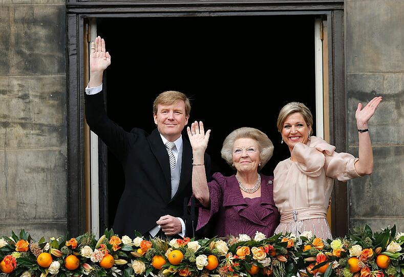 Auf dem Balkon des königlichen Palasts verkündet Beatrix ihren Sohn Willem-Alexander zum neuen König der Niederlande. Maxima wird Königin. Es werden rund eine Million Menschen in Amsterdam erwartet, die das neue Königspaar feiern wollen.