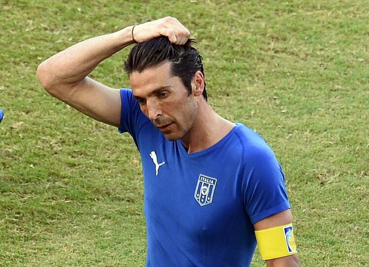 Beispielsweise Gianluigi Buffon: Der Torhüter und Kapitän der italienischen Nationalmannschaft spielt mit 36 Jahren zwar immer noch auf höchstem Niveau, ob er nach dem Debakel von Brasilien jedoch weitermacht bleibt offen.