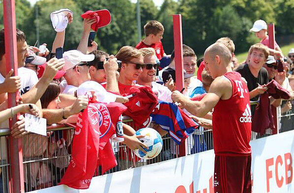 Training bei weit über 30 Grad. Am Samstag schwitzten die Bayern-Stars beim 2. Öffentlichen Training der Vorbereitung. Die Bilder!
