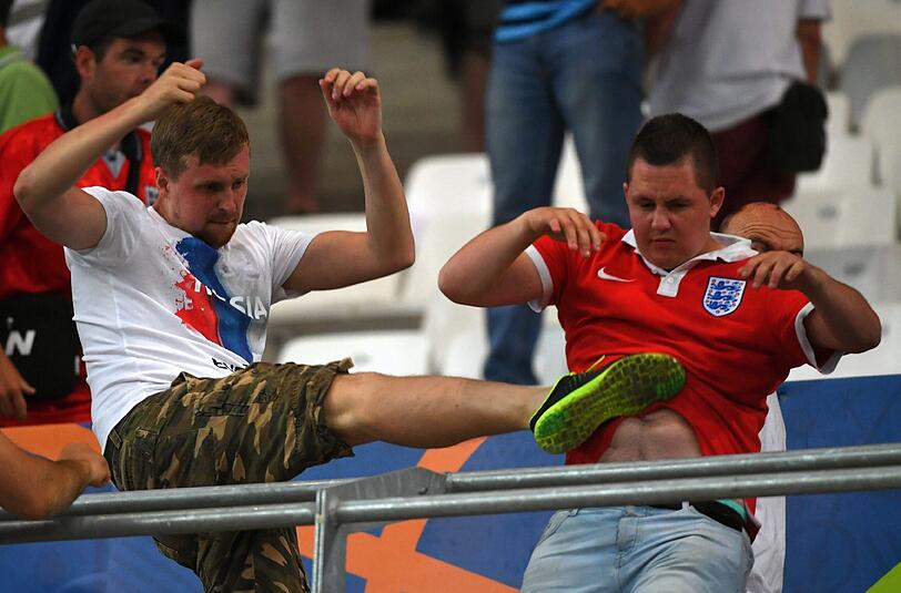 Nach dem EM-Spiel der Russen gegen England kommt es zu heftigen Ausschreitungen. Die schockierenden Bilder aus Marseille.