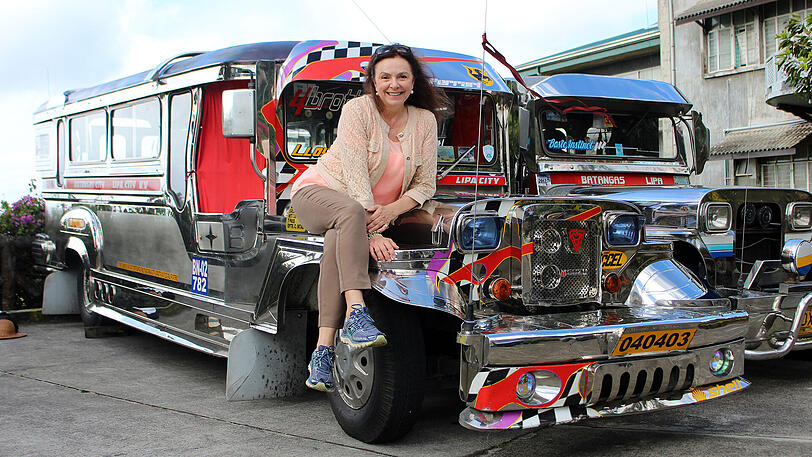 &bdquo;Ich liebe diese Jeepneys!&ldquo; Uschi vor einem typischen Kleinbus.
