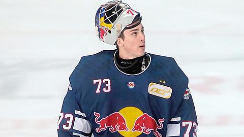 Buhmann! EHC-Goalie Leggio stößt gegen Bremerhaven das Tor um, um einen Konter zu unterbinden.