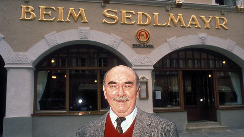 Der verstorbene Volksschauspieler Walter Sedlmayr steht vor seinem Münchner Wirtshaus "Beim Sedlmayr" (Foto von 1989).