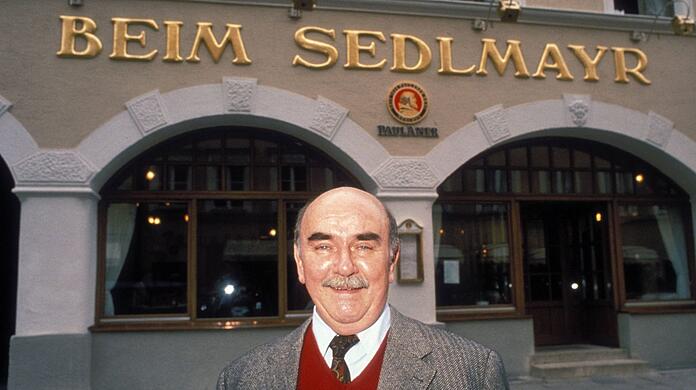 Der verstorbene Volksschauspieler Walter Sedlmayr steht vor seinem Münchner Wirtshaus "Beim Sedlmayr" (Foto von 1989).