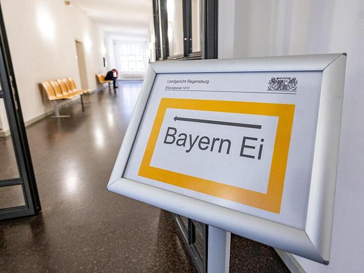 "Bayern Ei" steht auf einem Hinweisschild im Landgericht. Foto: Armin Weigel/dpa/Archivbild