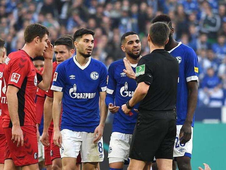 Schiedsrichter Frank Willenborg (2.v.r) stand beim Spiel Schalke gegen Freiburg öfters im Mittelpunkt.