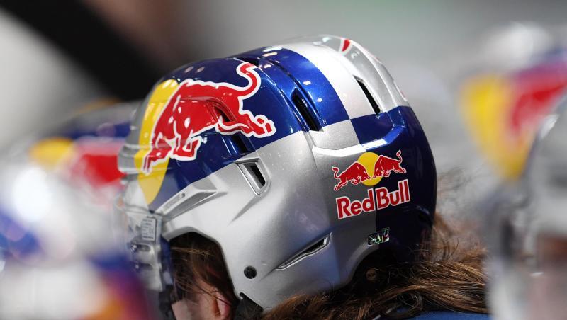 Spieler von München tragen Helme mit dem Logo von Red Bull.