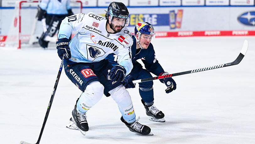 Justin Schütz (r) von München und Mirko Höfflin von Ingolstadt kämpfen um den Puck.