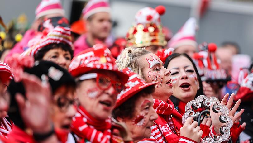 Besonders groß wird der Karnevalsauftakt traditionell in Köln gefeiert. (Archivbild)