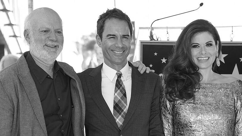 James Burrows (l.) an der Seite der "Will & Grace"-Stars Eric McCormack und Debra Messing.