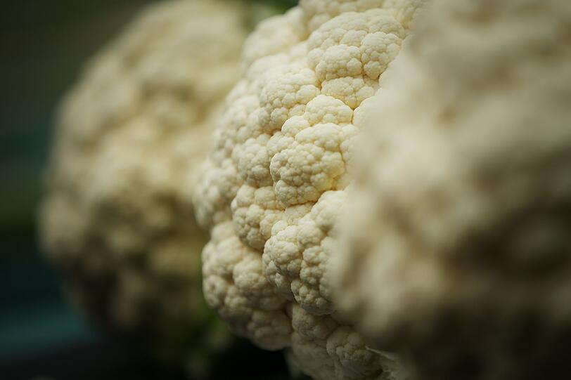 Dasselbe in Weiß: Was Brokkoli kann, kann Blumenkohl schon lange. Er ist sehr gesund und roh ein Genuss. Achten Sie aber beim Einkauf darauf, dass seine Blätter schön grün sind und die Blume selbst keine Flecken aufweist. Und dann ab in den Salat damit! Dasselbe in Weiß: Was Brokkoli kann, kann Blumenkohl schon lange. Er ist sehr gesund und roh ein Genuss. Achten Sie aber beim Einkauf darauf, dass seine Blätter schön grün sind und die Blume selbst keine Flecken aufweist. Und dann ab in den Salat damit!
