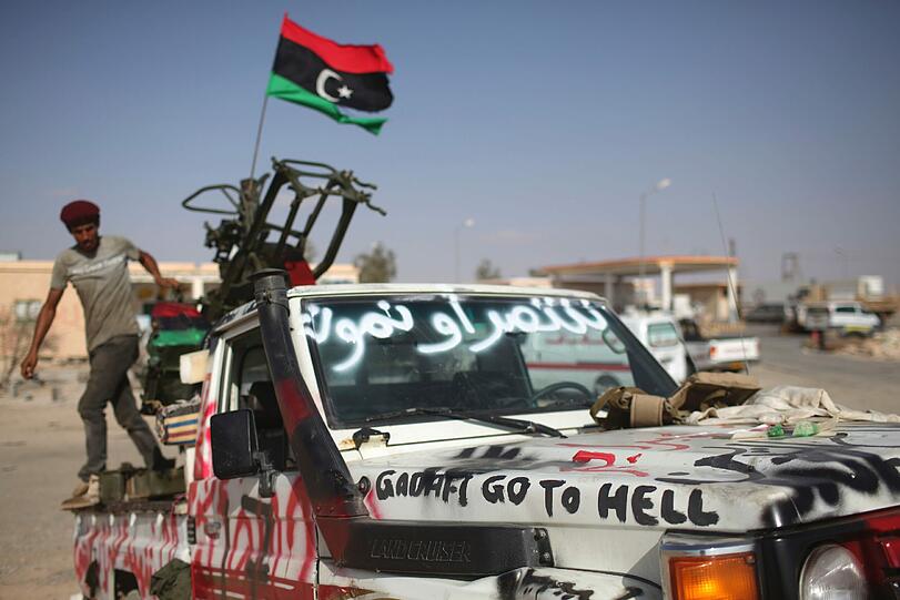 Bereits im Februar des Folgejahres sollte jedoch der Anfang seines Absturzes beginnen: Im Februar 2011 demonstrierten tausende Libyer gegen ihren Machthaber.