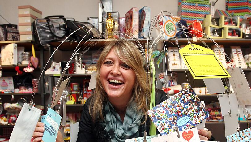 Königin des Krimskrams: Angela Dreier in ihrem „Breitengrad“ an der Schellingstraße. Königin des Krimskrams: Angela Dreier in ihrem „Breitengrad“ an der Schellingstraße.