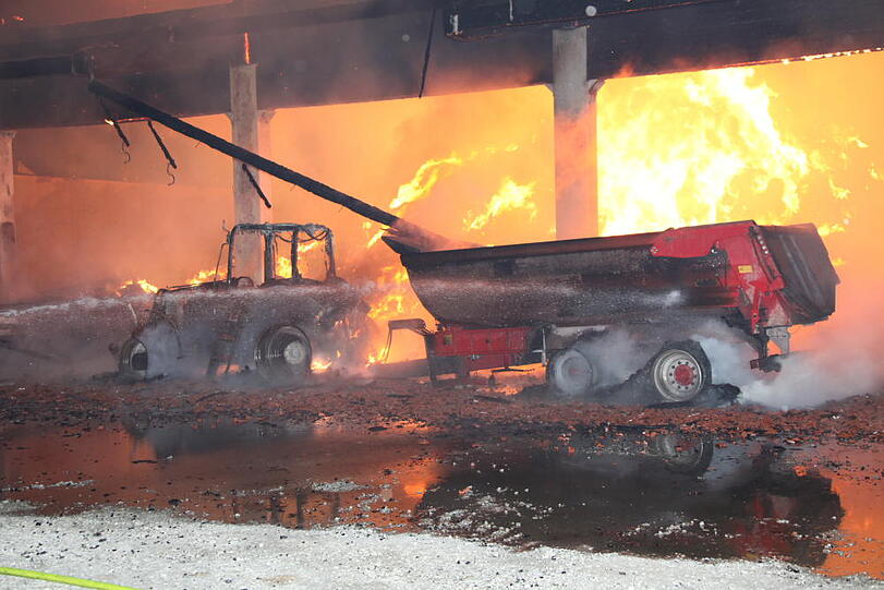 Spektakuläre Bilder: In Gangkofen (Landkreis Rottal-Inn) ist eine Lagerhalle durch ein Feuer vollständig zerstört worden. Die Feuerwehr kämpfte gegen die Flammen.