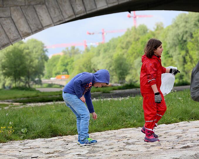 Die Schüler Filip und Maria helfen mit und sammeln in wenigen Minuten eine ganze Tüte voller Dreck.