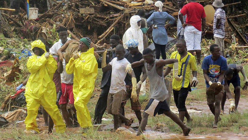 Überflutete Straße in Freetown. Überschwemmungen haben in Sierra Leone eine verheerende Schlammlawine ausgelöst. Die Bilder.