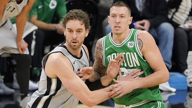 Daniel Theis von den Boston Celtics (rechts) - hier im Duell mit Pau Gasol von den San Antonio Spurs - droht nach seinem Nasenbeinbruch eine Zwangspause.