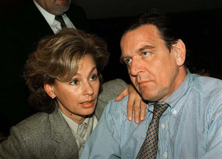 Ex-Bundeskanzler Gerhard Schröder war von 1984 bis 1997 mit seiner dritten Ehefrau Hiltrud Schwetje verheiratet.