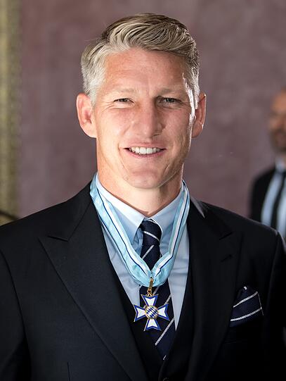 Einmal Weltmeister, einmal Champions-League-Sieger, achtmal deutscher Meister, siebenmal DFB-Pokalsieger und neuerdings stolzer Träger des Bayerischen Verdienstordens: Bastian Schweinsteiger. Die Bilder der Verleihung.