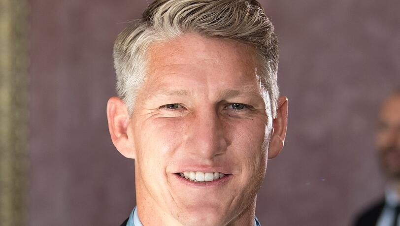Einmal Weltmeister, einmal Champions-League-Sieger, achtmal deutscher Meister, siebenmal DFB-Pokalsieger und neuerdings stolzer Träger des Bayerischen Verdienstordens: Bastian Schweinsteiger. Die Bilder der Verleihung. Einmal Weltmeister, einmal Champions-League-Sieger, achtmal deutscher Meister, siebenmal DFB-Pokalsieger und neuerdings stolzer Träger des Bayerischen Verdienstordens: Bastian Schweinsteiger. Die Bilder der Verleihung.