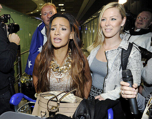 Larissa hat sichtlich ihren BH vergessen, Melanies Zepter zerbricht auf dem Flug und der Wendler ziert sich beim Begrüßungs-Kuss. Die Bilder von der Flughafen-Ankunft der Dschungelcamp-Stars...