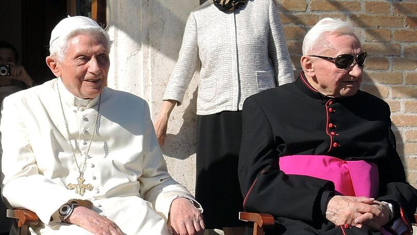 Der emeritierte Papst Benedikt XVI. (li.) und sein Bruder Georg Ratzinger sitzen vor dem Kloster Mater Ecclesiae in den Vatikanischen Gärten im Vatikan. Das Foto stammt aus 2017. Der emeritierte Papst Benedikt XVI. (li.) und sein Bruder Georg Ratzinger sitzen vor dem Kloster Mater Ecclesiae in den Vatikanischen Gärten im Vatikan. Das Foto stammt aus 2017.