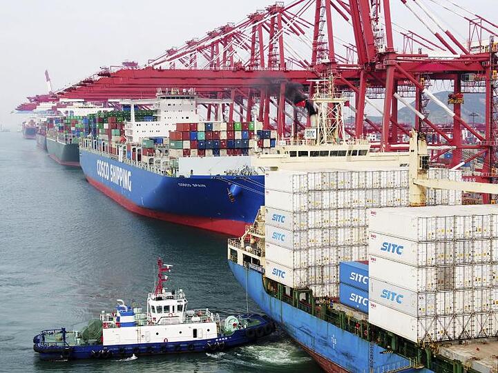 Containerschiffe im Hafen von Qingdao.