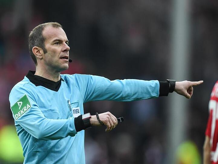 Bundesliga-Schiedsrichter Marco Fritz würde Verstöße der Hygiene-Regeln auf dem Platz nicht mit einer Gelben Karte bestrafen.