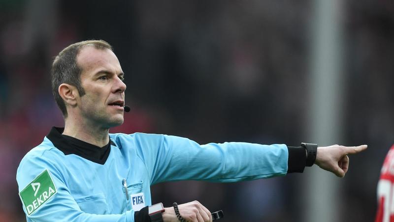Bundesliga-Schiedsrichter Marco Fritz würde Verstöße der Hygiene-Regeln auf dem Platz nicht mit einer Gelben Karte bestrafen. Bundesliga-Schiedsrichter Marco Fritz würde Verstöße der Hygiene-Regeln auf dem Platz nicht mit einer Gelben Karte bestrafen.