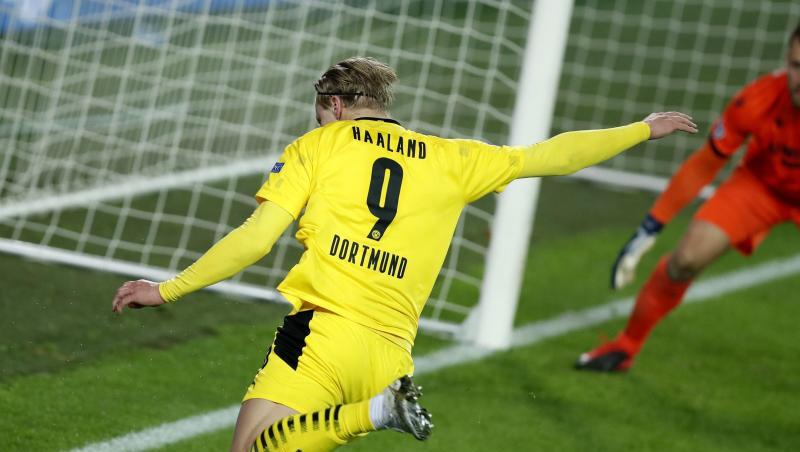 Erling Haaland von Borussia Dortmund setzt zum Torschuss an.