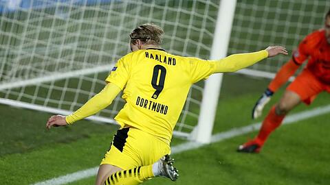 Erling Haaland von Borussia Dortmund setzt zum Torschuss an.